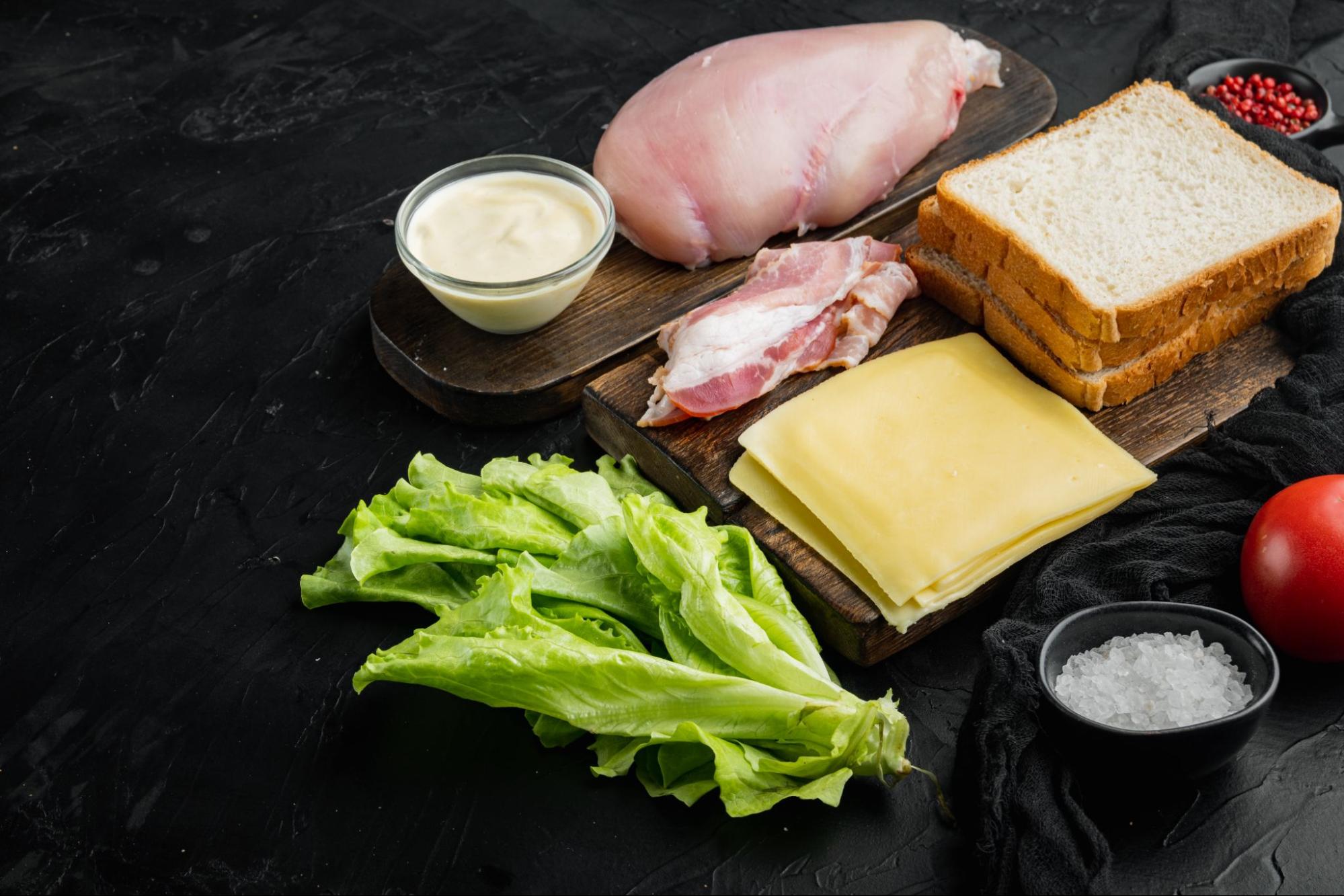 Ингредиенты для сэндвича с курицей и сыром на столе