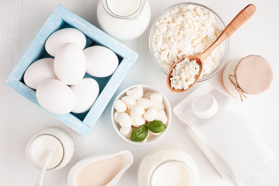 Фотография различных ингредиентов, необходимых для приготовления вкусного и питательного завтрака, включая яйца, макаронные изделия, рис, творог и готовые сырники