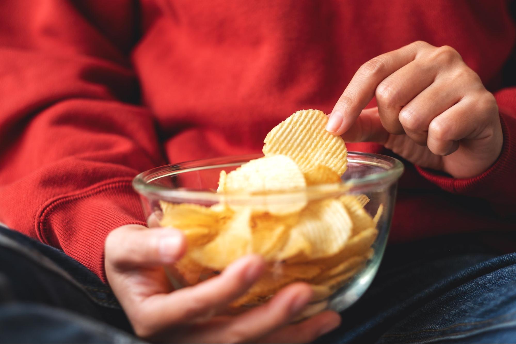 Опасные продукты на вашей тарелке: чипсы и сухарики