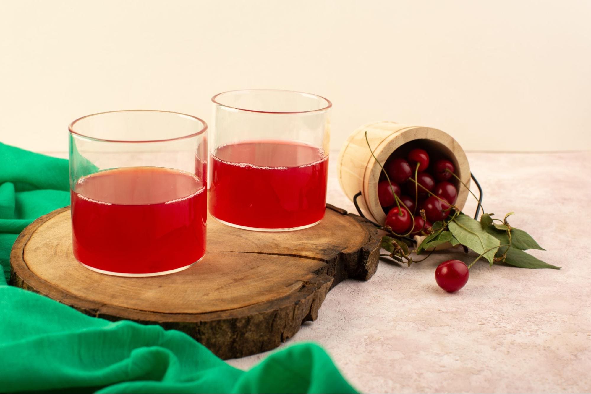 Два стакана морса и рассыпанная клюква на столе